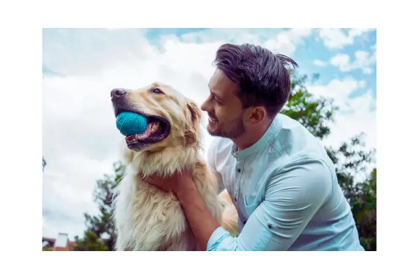 Tutor brincando com seu cachorro