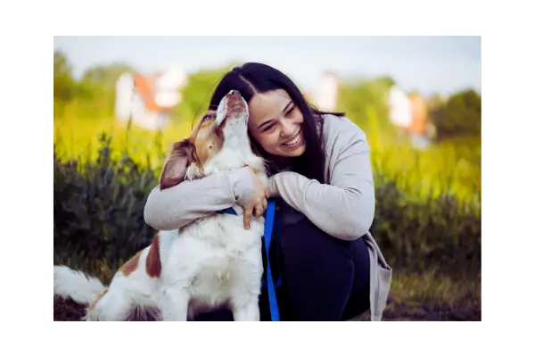 Cachorro feliz com tutor — plano de saúde pet garantindo bem-estar