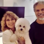 Filhote e família feliz