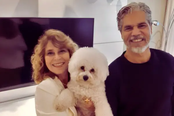 Filhote e família feliz