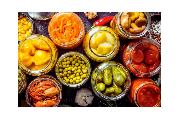 Variedade de alimentos naturais para peixes de aquário, incluindo verduras, proteínas vivas e algas