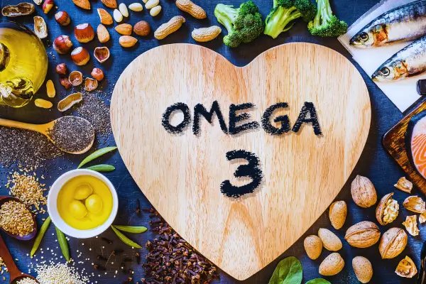 Alimentação saudável com ômega 3 para prevenir dermatites em cães no verão