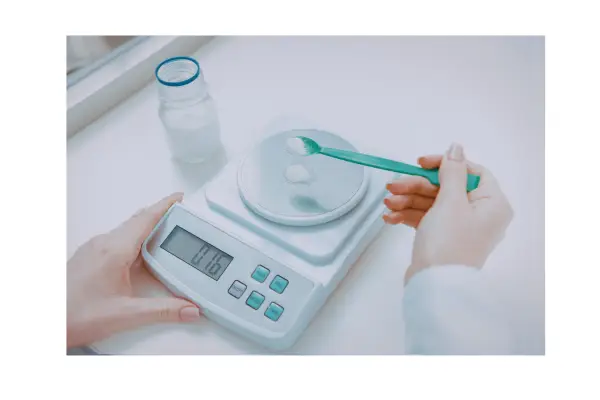 Itens recomendados para monitorar sinais de câncer em cães, como balança, suplemento e ração especial.