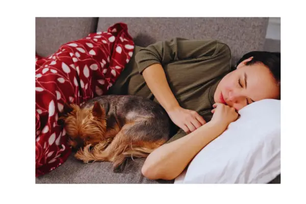 tutor dormindo próximo ao pet durante fase de cuidado