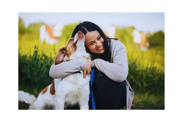 Tutor criando conexão emocional com cachorro