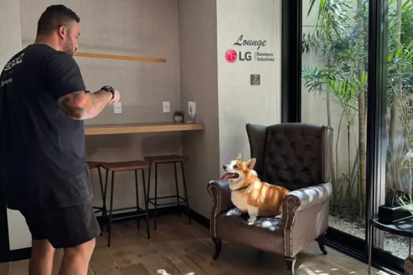 xixi fora do lugar: adestrador Bruno Moreno treinando cachorro