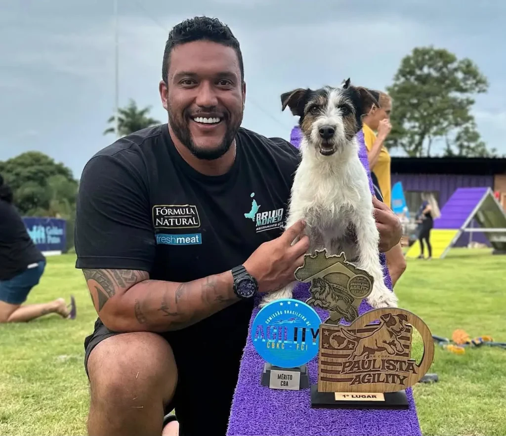 Bruno Moreno, adestrador e especialista em comportamento canino, com seu cão em competição de agility