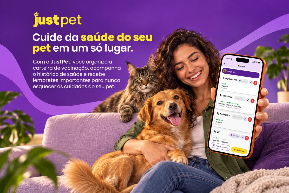 tutora com cão e gato usando o app JustPet para organizar o calendário de vacinação
